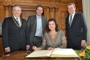 Eintrag ins Goldenes Buch Bayer. Staatsministerin Dorothee B&auml;r