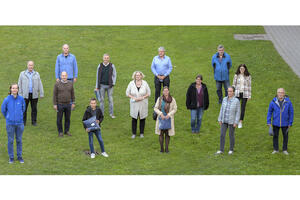 Bild vergr&ouml;&szlig;ern: B&uuml;rgermeisterin Petra Kleine (Mitte) und einige Preistr&auml;ger/-innen