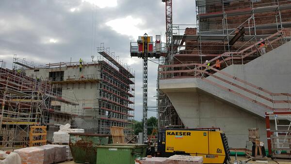 Blick von Norden auf die Neubauten, rechts die Au&szlig;entreppe am Denkmal