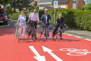 Bild vergr&ouml;&szlig;ern: Theresa Schneider, Gero Hoffmann, Ulrich Sch&auml;pe und Ullrike Wittmann-Brand bei der Er&ouml;ffnung der neuen Fahrradstra&szlig;e
