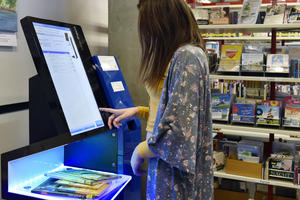 Bild vergr&ouml;&szlig;ern: Selbstverbuchungsstation Stadtteilb&uuml;cherei