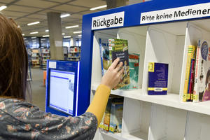 Bild vergr&ouml;&szlig;ern: Intelligentes R&uuml;ckgaberegal in der Stadtteilb&uuml;cherei S&uuml;dwest