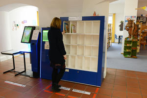 Bild vergr&ouml;&szlig;ern: Das R&uuml;ckgaberegal in der Kinderb&uuml;cherei