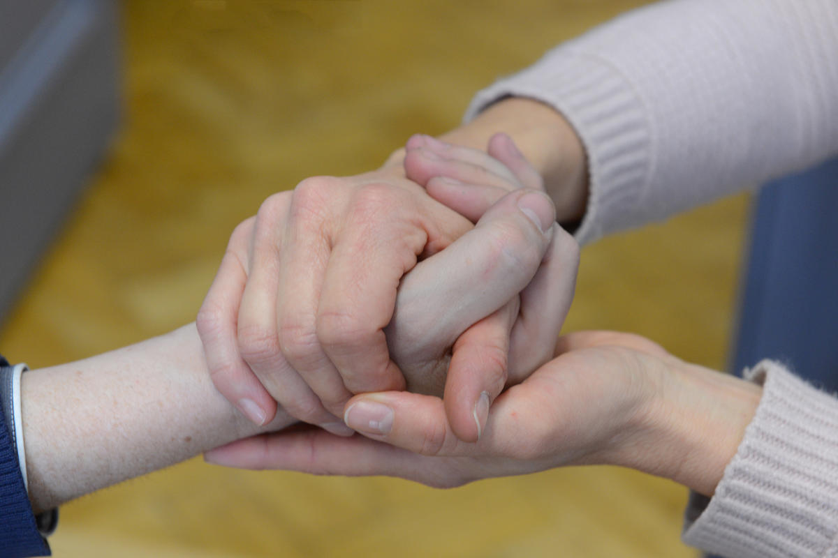 Besondere Lebenslagen - Tr&ouml;stende H&auml;nde - Themenbild