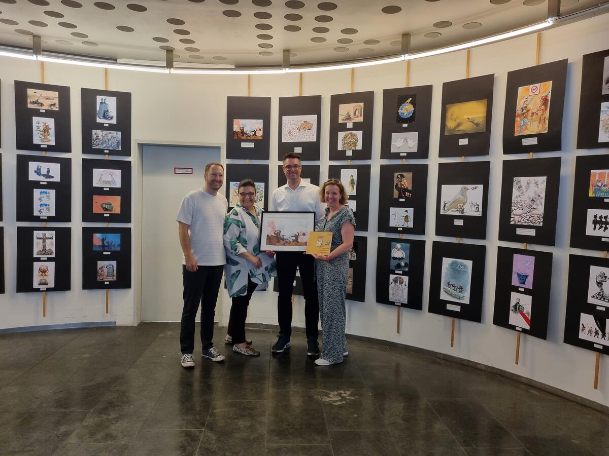Er&ouml;ffnung der Ausstellung mit Kulturreferent Marc Grandmontagne (2. v. r.), Amtsleiterin Christina Diederichs (rechts) und der Delegation aus Kragujevac