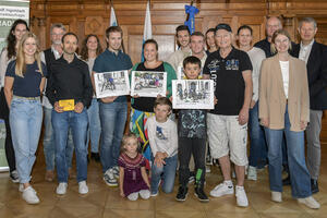 Bild vergr&ouml;&szlig;ern: Beim STADTRADELN gab es viele Gewinnerinnen und Gewinner. Baureferent Gero Hofmann (r.) sowie Fahrradbeauftragte Theresa Schneider (2.v.r.) &uuml;bergaben die Preise im Historischen Sitzungssaal im Alten Rathaus