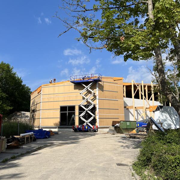 Aufbau Au&szlig;enh&uuml;lle Holztheater