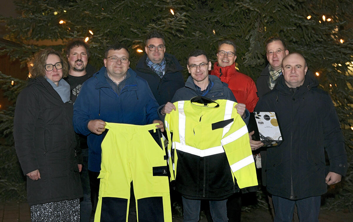 &Uuml;bergabe der reflektierenden Arbeitskleidung