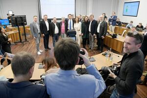 Bild vergr&ouml;&szlig;ern: Stimmungsbild am Wahlabend im Gro&szlig;en Sitzungssaal.