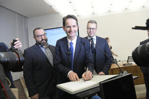 Bild vergr&ouml;&szlig;ern: Der frisch gew&auml;hlte Oberb&uuml;rgermeister Dr. Michael Kern  (Mitte) mit Wahlleiter Dirk M&uuml;ller (r.) und B&uuml;rgeramtsleiter Walter Neubauer.