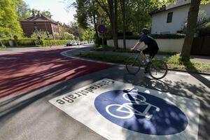 Bild vergr&ouml;&szlig;ern: Deutlich sichtbar ist die Markierung in der Hugo-H&ouml;llenreiner-Stra&szlig;e.