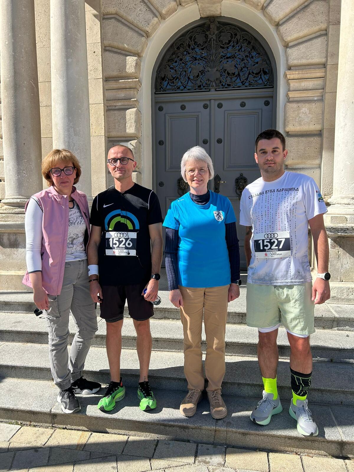 Cristina Diederichs Amtsleitung Referat IV und Bgm Dorothea Deneke-Stoll mit den beiden Athleten aus Kragujevac