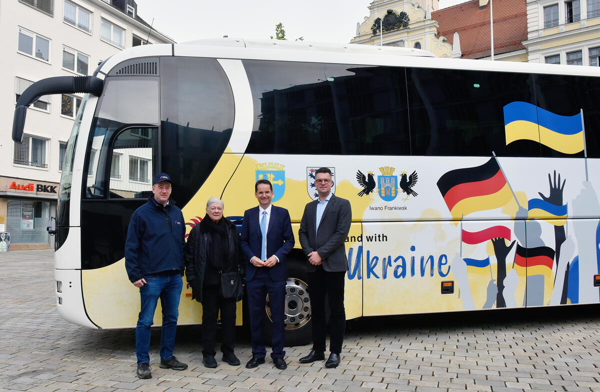 Von links: Dr. Robert Frank, Gesch&auml;ftsf&uuml;hrer der Stadtbus Ingolstadt (SBI), Stadtr&auml;tin Petra Volkwein, SBI-Aufsichtsr&auml;tin, B&uuml;rgermeister Dr. Michael Kern und Kulturreferent Marc Grandmontagne vor der Abfahrt des gespendeten Busses. 
