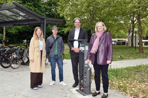 Bild vergr&ouml;&szlig;ern: Zur offiziellen Inbetriebnahme der Fahrradabstellanlage kamen (v. r.) B&uuml;rgermeisterin Petra Kleine, Klinikums-Gesch&auml;ftsf&uuml;hrer Jochen Bocklet, G&uuml;nther Eckert vom Tiefbauamt sowie Fahrradbeauftragte Theresa Schneider.