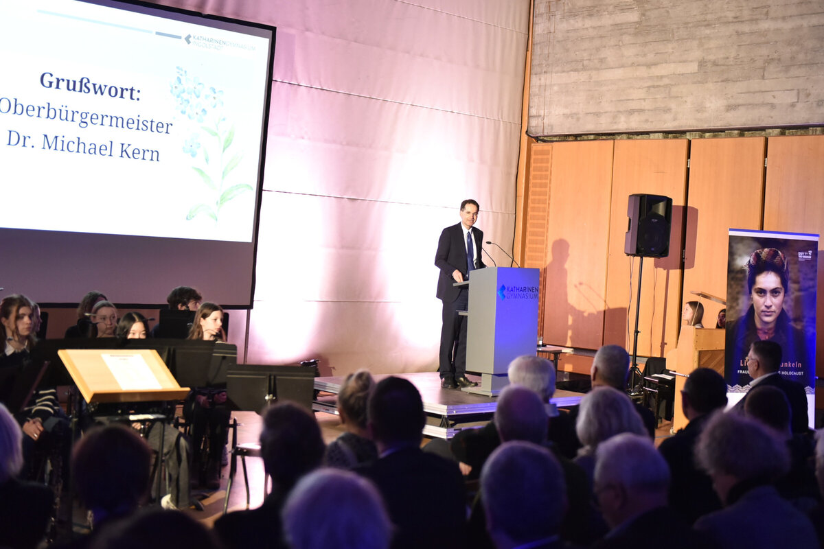 Oberb&uuml;rgermeister Dr. Michael Kern spricht bei der Gedenkveranstaltung. 