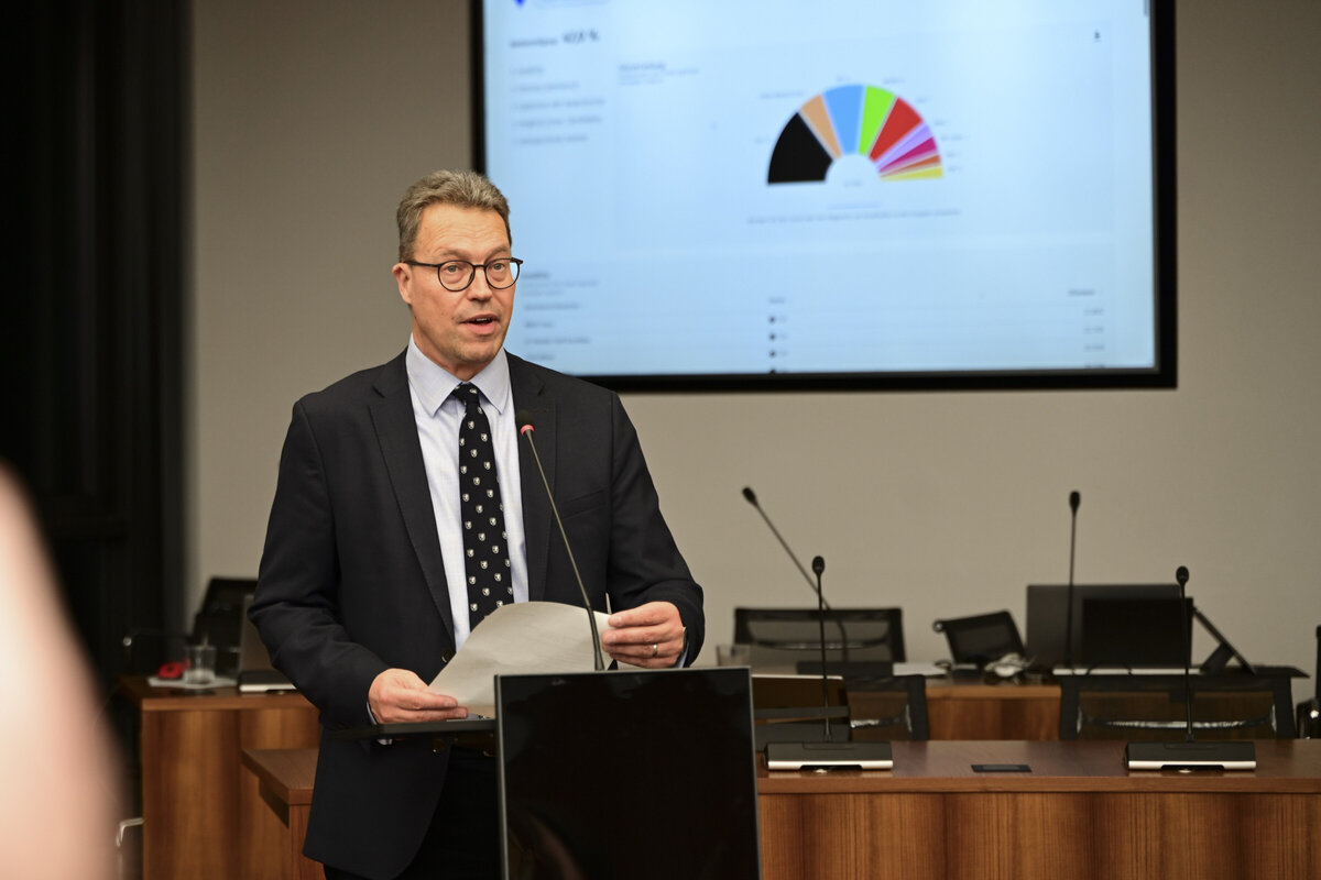 Wahlleiter Dirk M&uuml;ller verk&uuml;ndet das vorl&auml;ufige amtliche Endergebnis.