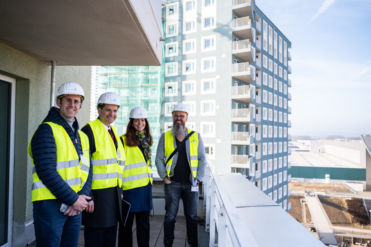 Ausblick von einem der Balkone (v.l.) Fabian K&ouml;nig (BayernHeim), Oberb&uuml;rgermeister Dr. Michael Kern, Kristina Frank (Baunova), Thomas Rzezacz (Bayernheim)