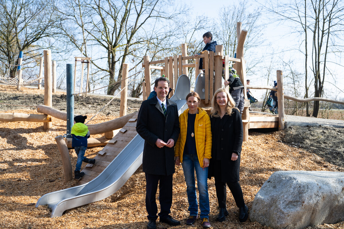 Oberb&uuml;rgermeister Dr. Michael Kern, Christina Bergsteiner vom Gartenamt sowie Stadtbaur&auml;tin Ulrike Wittmann-Brand (v.l.) &uuml;bergaben den neu gestalteten Spielplatz zusammen mit Kindern der Grundschule Ringsee seiner Bestimmung.