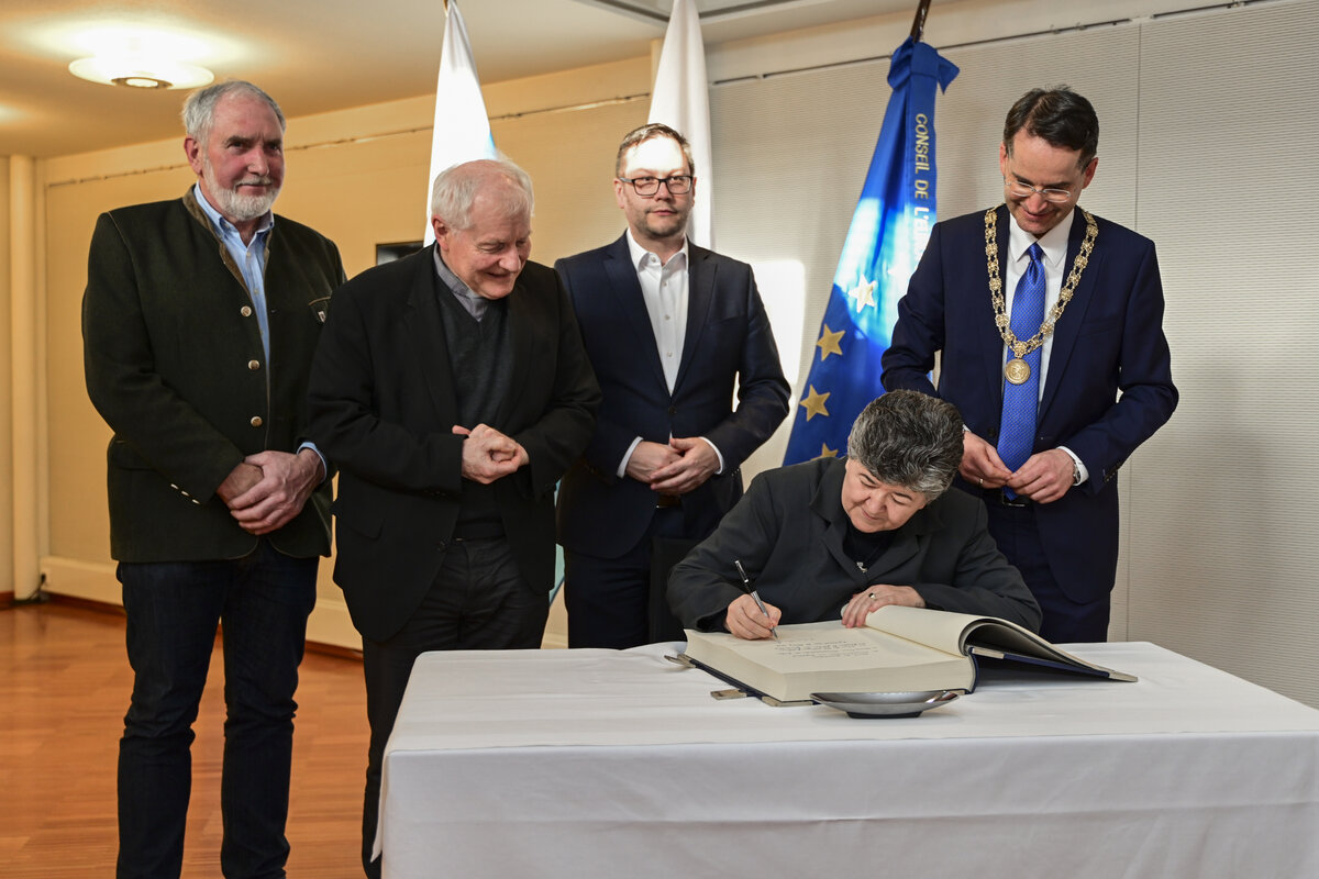 Generaloberin Sr. Maria Clara Massaranduba de Freitas tr&auml;gt sich im Beisein von Oberb&uuml;rgermeister Dr. Michael Kern, Franz W&ouml;hrl (l.), Domprobst Alfred Rottler (2.v.l.) und Christian De Lapuente (Mitte), ins Goldene Buch ein. 