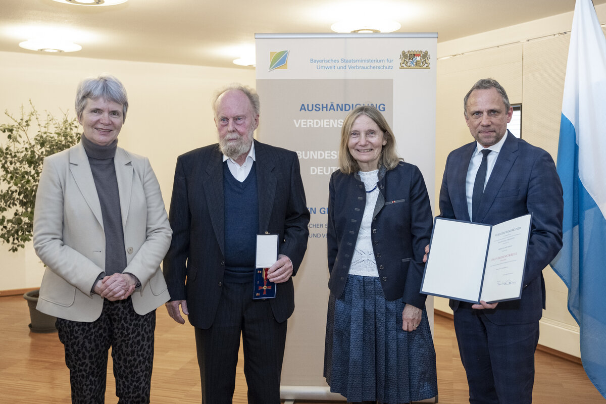 Thorsten Glauber (r.), Staatsminister f&uuml;r Umwelt und Verbraucherschutz, sowie B&uuml;rgermeisterin Dr. Dorothea Deneke-Stoll (l.) h&auml;ndigten Dr. Ernst Krach in Begleitung seiner Frau Brigitte Krach das Verdienstkreuz am Bande der Bundesrepublik Deutschland aus.