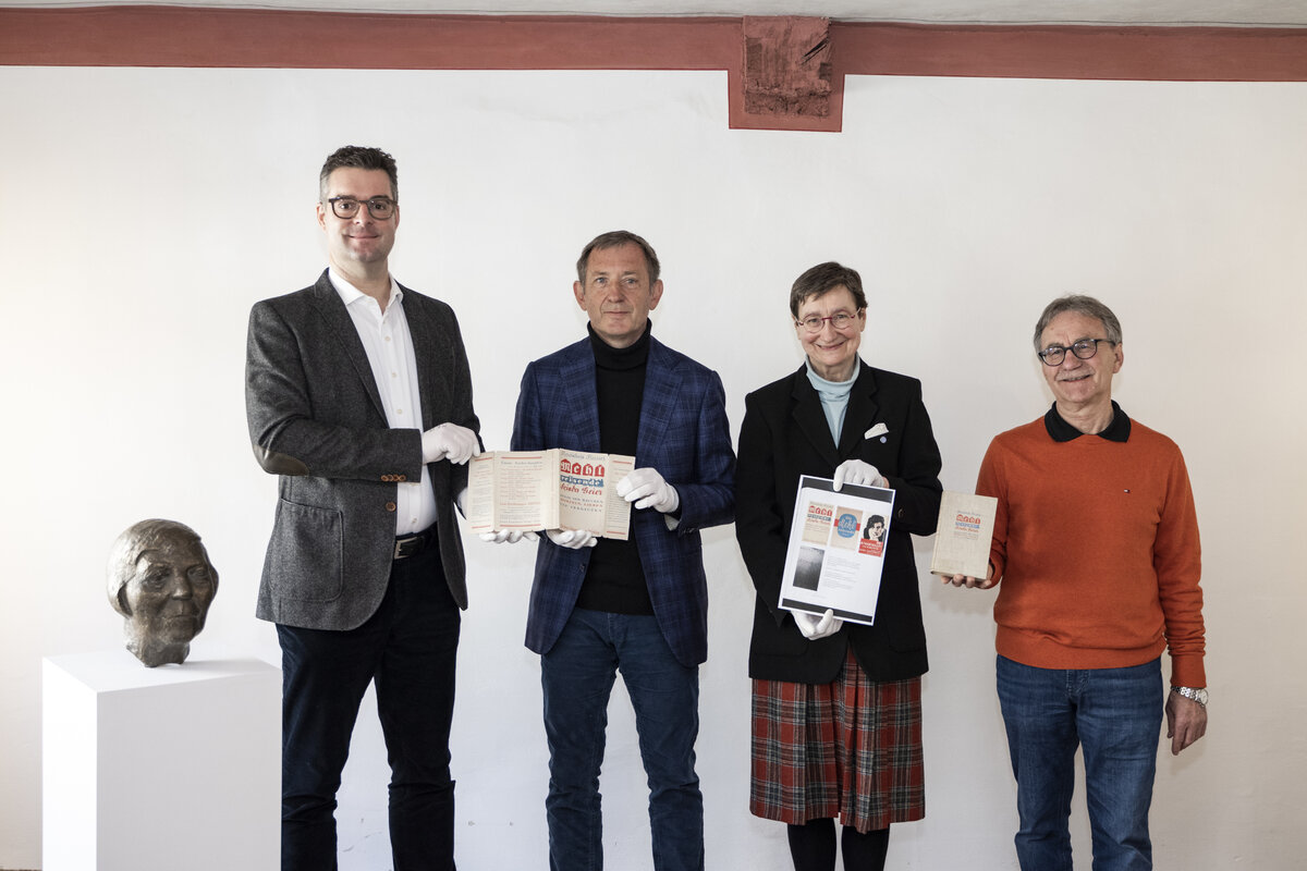 &Uuml;bergabe des Buchumschlags mit (v.l.) Kulturreferent Marc Grandmonagne, Prof. Dr. Gustav Frank von der Ludwig-Maximilians-Universit&auml;t M&uuml;nchen, Kuratorin Doris Wittmann und den Vorsitzenden der Flei&szlig;er-Gesellschaft Andreas Betz. 