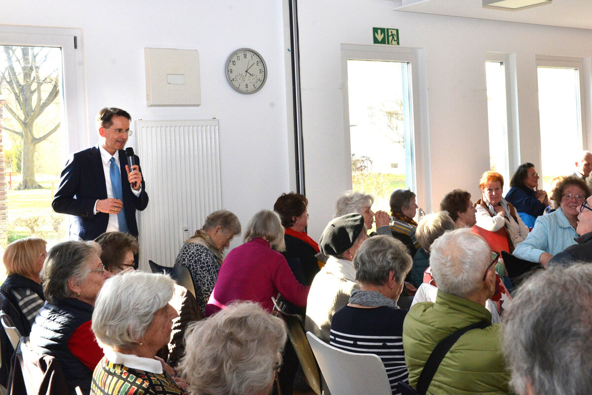 Oberb&uuml;rgermeister Dr. Michael Kern freut sich &uuml;ber die Begegnung und den Austausch mit den Menschen im Konradviertel.