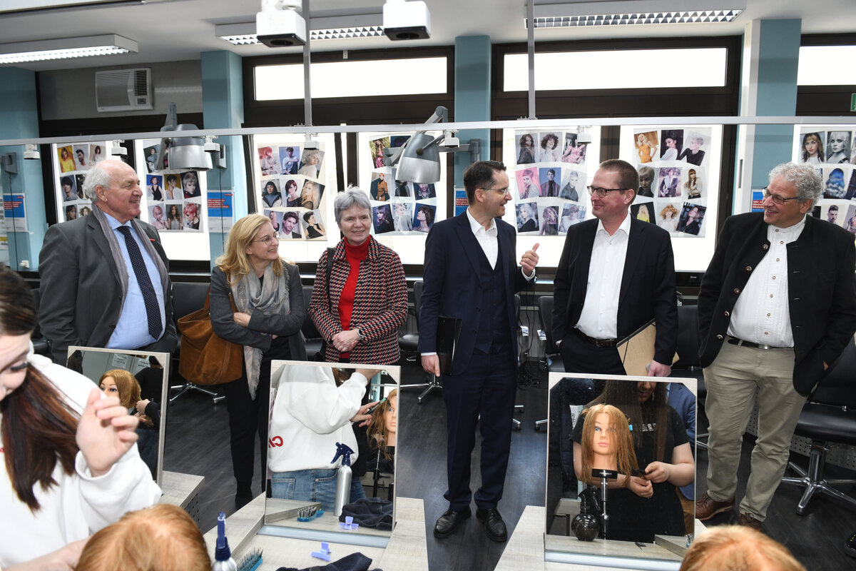 Oberb&uuml;rgermeister Dr. Michael Kern mit dem Pr&auml;sidenten der Handwerkskammer Franz Xaver Peteranderl (l.), Kreishandwerksmeister J&uuml;rgen Sei&szlig;ler (r.) B&uuml;rgermeisterin Dr. Dorothea Deneke-Stoll (3.v.l.), Stadtbaur&auml;tin Ulrike Wittmann-Brand (2.v.l.) und Wirtsch