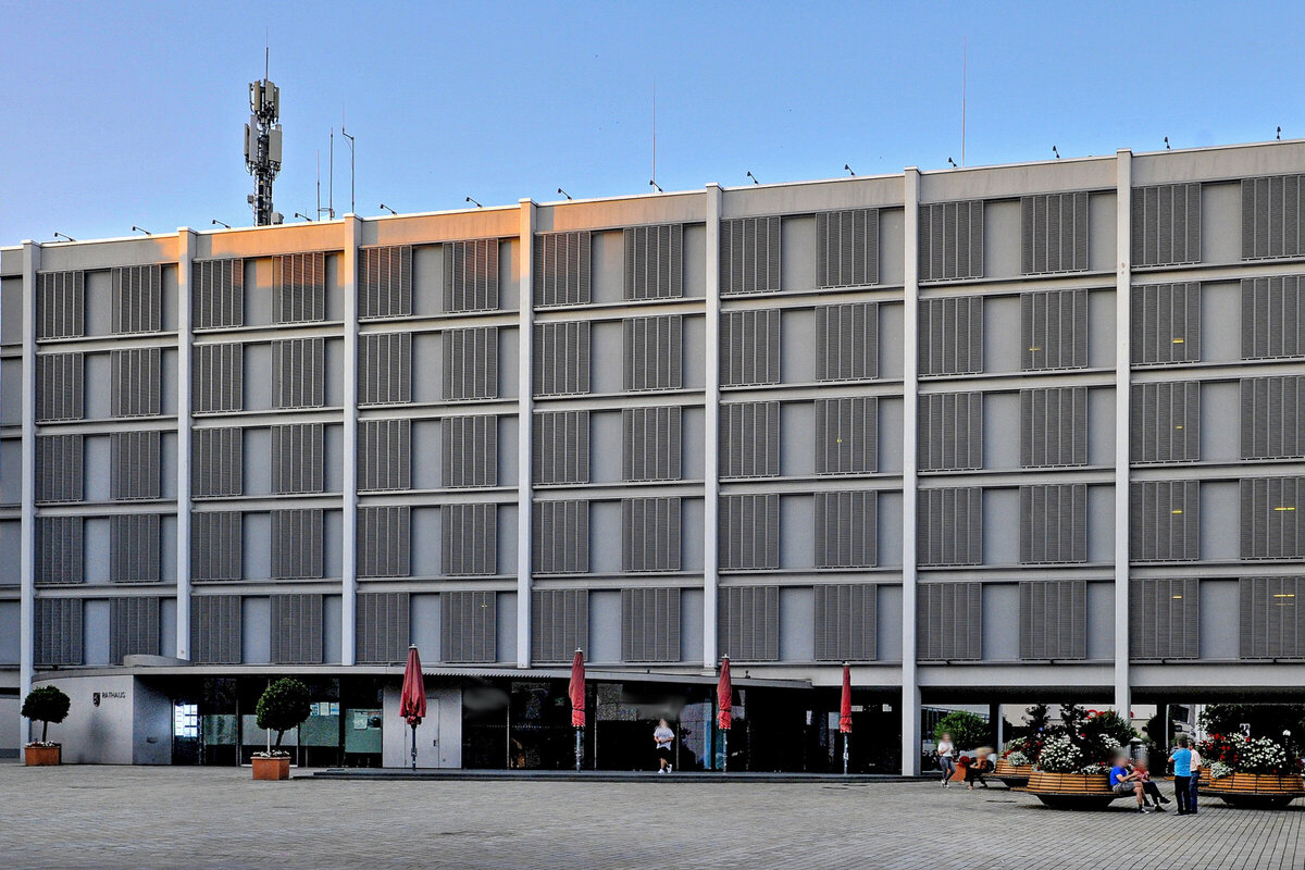 Das Neue Rathaus am Rathausplatz am Abend.