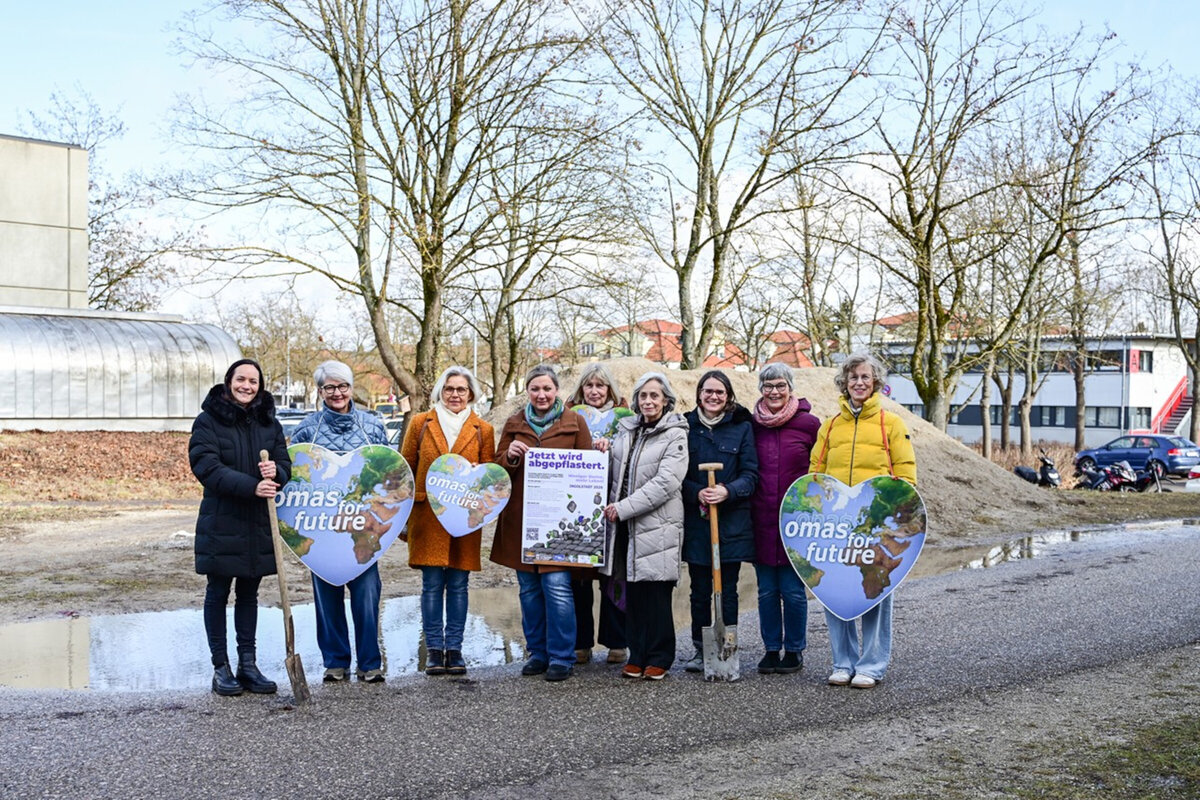 Start des &raquo;abpflaster-Wettbewerbs&laquo; in Ingolstadt (v.l.): Bianca Krauser, Stabsstelle Nachhaltigkeit, Sabine Tamm-Schmidt, Monika Binner, Klimaanpassungsmanagerin Melda Grabowski, Karin Einemann, Jutta Ostermeier, Charl&egrave;ne Hintersteiner, Margit Schneider-F