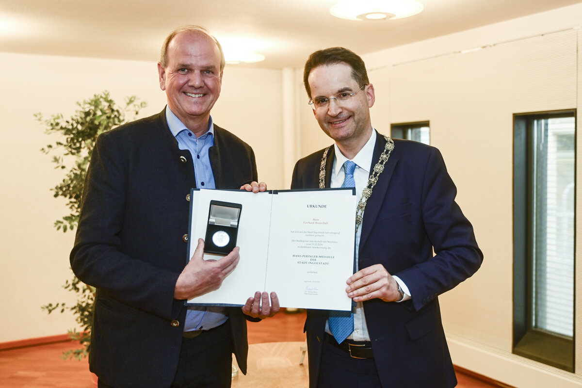 Oberb&uuml;rgermeister Dr. Michael Kern ehrt Gerhard Bonschab mit der Hans-Peringer-Medaille.