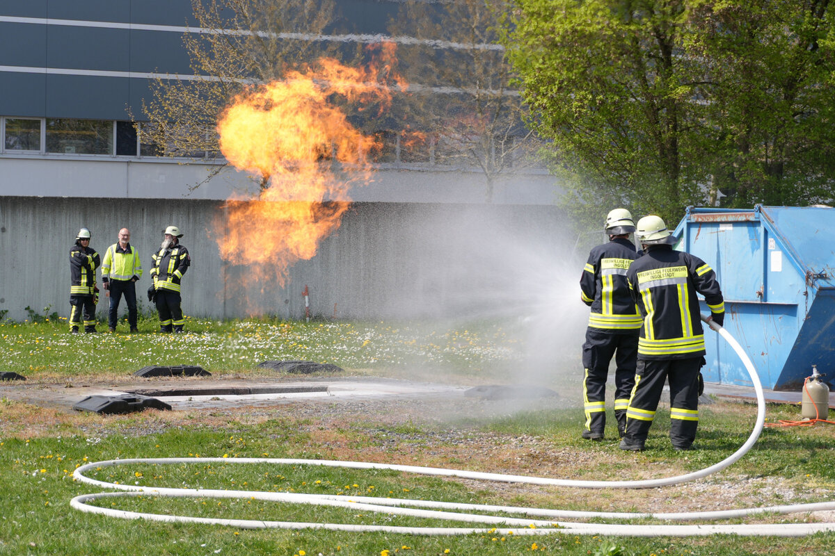 Auf dem Betriebsgel&auml;nde der Stadtwerke Ingolstadt fand eine Schulung der Freiwilligen Feuerwehren der Stadt Ingolstadt zum Thema Gassch&auml;den und Gasbr&auml;nde statt. 