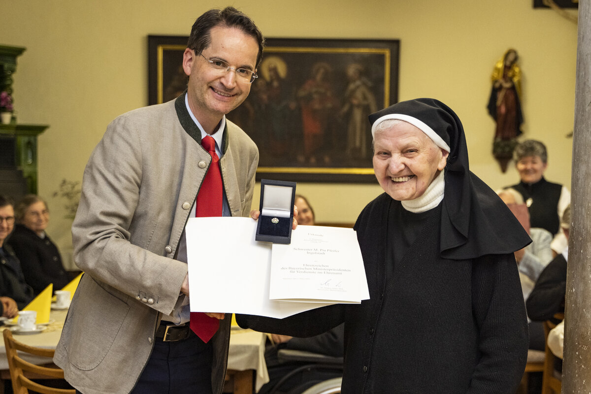 Oberb&uuml;rgermeister Dr. Michael Kern &uuml;bergab das Ehrenzeichen an Schwester M. Pia Pfeifer vom Kloster Gnadenthal.