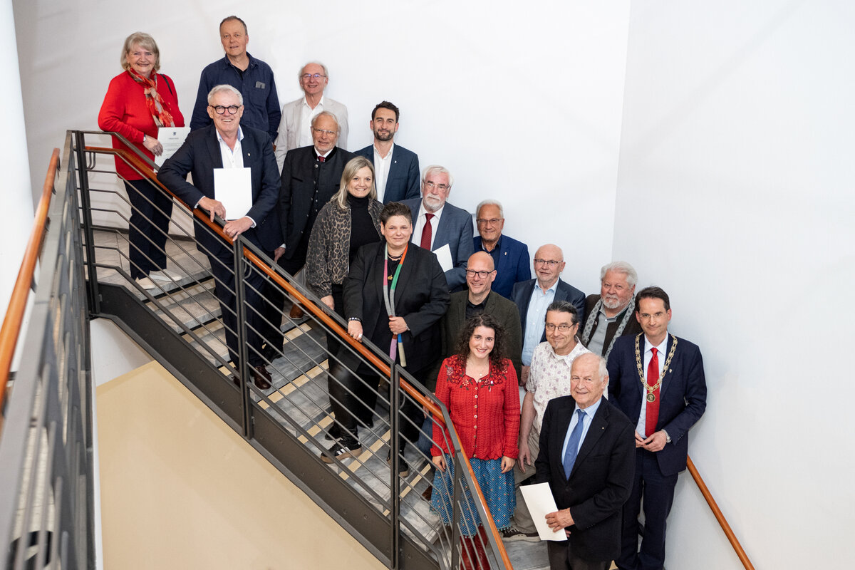 Oberb&uuml;rgermeister Dr. Michael Kern ehrte die ausgeschiedenen Stadtr&auml;tinnen und Stadtr&auml;te. 
