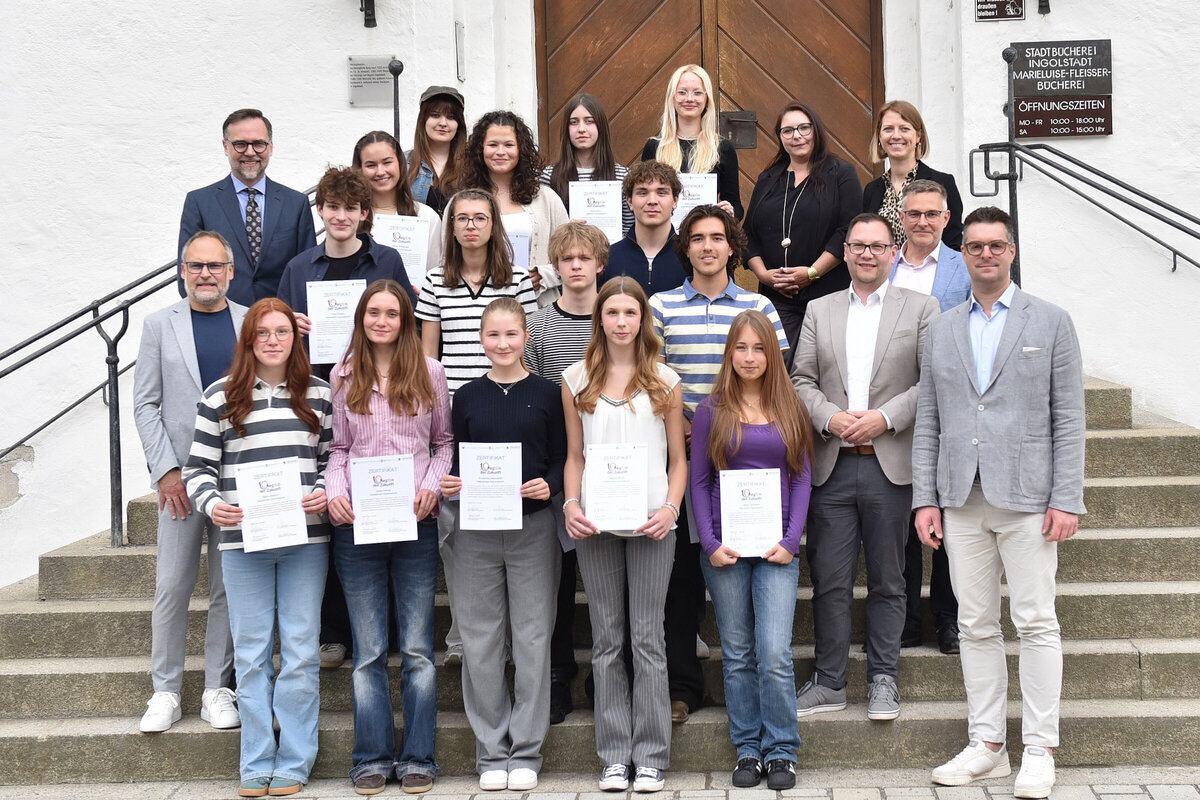 Die teilnehmenden Sch&uuml;lerinnen und Sch&uuml;ler sowie Vertreterinnen und Vertreter der Projektbeteiligten der Ideenwerkstatt &raquo;Reg10n der Zukunft&laquo;