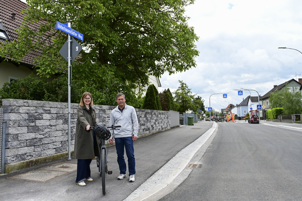 Tiefbauamtsleiter Andreas Dormeier und Fahrradbeauftragte Theresa Schneider sind vor Ort am gemeinsamen Geh- und Radweg. Im Stra&szlig;enbereich des Unterhaunst&auml;dter Wegs werden noch die letzten Markierungsarbeiten gemacht.