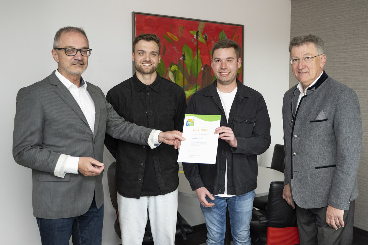 Die Mitgliedsurkunde &uuml;bergibt (v.l.) Thomas Schneider, Leiter der Stabsstelle Klima, an die Braumeister Felix Heisel und Markus Leischner sowie den Herrnbr&auml;u-Gesch&auml;ftsf&uuml;hrer Franz Katzenbogen. 