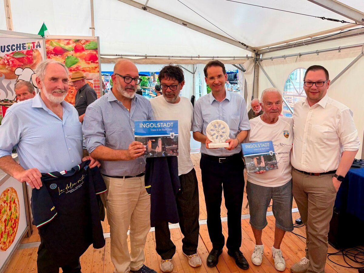 v.l. B&uuml;rgermeister Franz W&ouml;hrl, Assessore Gianmaria Nardi, Stadtrat Nicola Marchetti, Oberb&uuml;rgermeister Dr. Michael Kern, Veranstalter Giovanni Frediani und B&uuml;rgermeister Christian De Lapuente