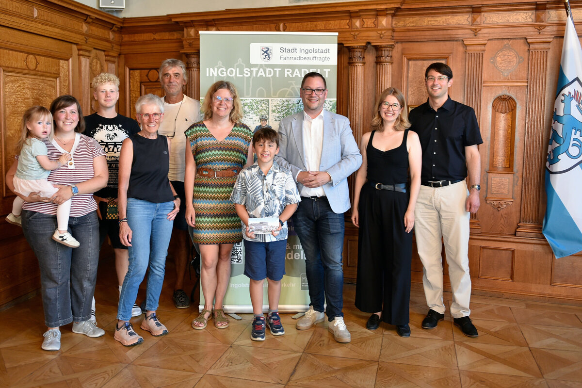 Den Gewinnerinnen und Gewinnern (v.l.) Lisa Stachel, Julian Zwick, Ruth Jocham, Josef Strasser, Simone M&uuml;ller und Julian Schauer gratulierten B&uuml;rgermeister Christian De Lapuente, Radverkehrsbeauftragte Theresa Schneider sowie Baureferent Matthias Franz.
