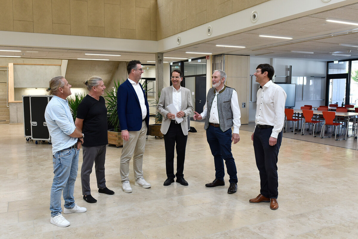 Oberb&uuml;rgermeister Michael Kern (3.v.r.), B&uuml;rgermeister Franz W&ouml;hrl (2.v.r.), Baureferent Matthias Franz (r.), Bildungsreferent Marc Grandmontagne (3.v.l.) besichtigen zusammen mit Schulleiter Michael Enzinger (2.v.l.) sowie dessen Stellvertreter Ingo Gepp