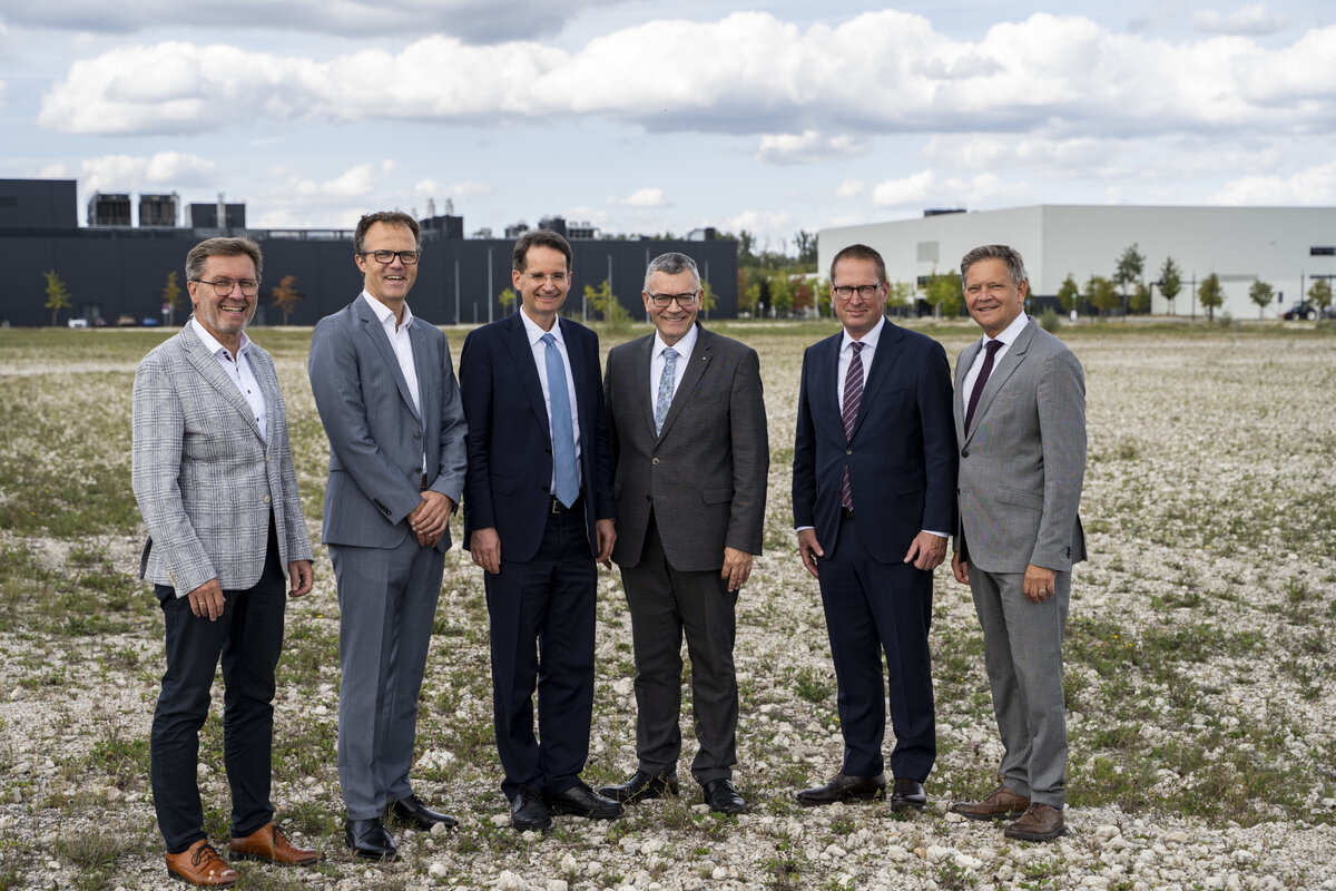 (Von links): Norbert Forster (Vorstand IFG und Gesch&auml;ftsf&uuml;hrer IN-Campus GmbH), Christof Messner (Gesch&auml;ftsf&uuml;hrer IN-Campus GmbH), Oberb&uuml;rgermeister Michael Kern, Staatsminister Florian Herrmann, Georg Rosenfeld (Vorstand IFG), Alfred Grob (MdL).  