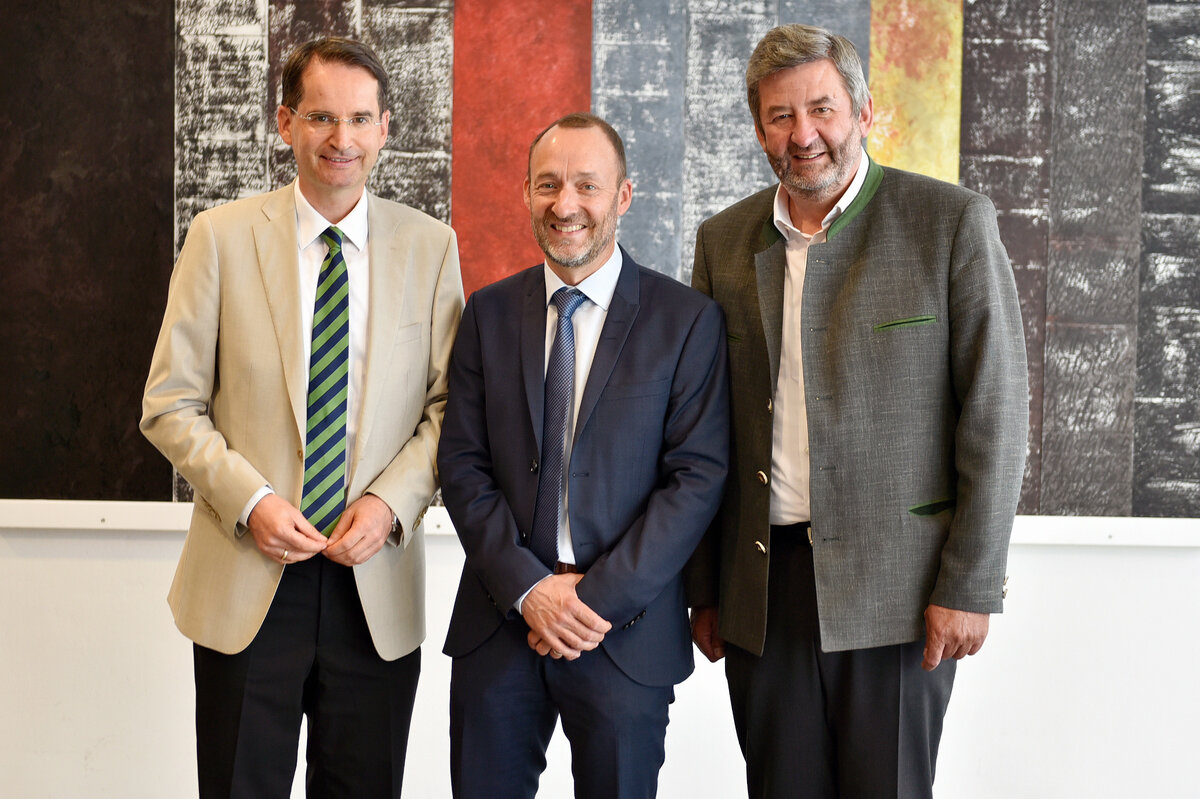 Oberb&uuml;rgermeister Dr. Michael Kern begr&uuml;&szlig;t Dr. Reinhard Reiter, der zum Jahreswechsel INKB-Vorstand Dr. Thomas Schwaiger (v.l.) nachfolgt. 