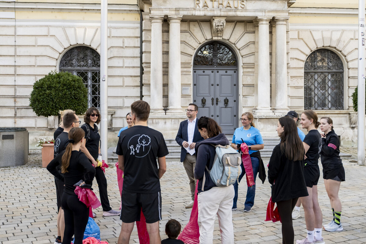 B&uuml;rgermeister Christian De Lapuente begr&uuml;&szlig;t die Plogging-Teilnehmer und dankt ihnen f&uuml;r ihren Beitrag zum Wohle der Umwelt. 