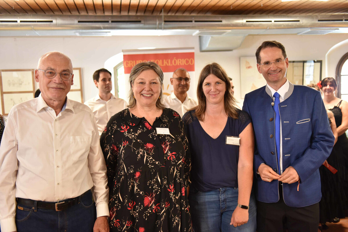 (V.r.) Oberb&uuml;rgermeister Michael Kern freut sich zusammen mit den Leiterinnen des B&uuml;rgerhauses Wiltrud Nosse und Silvia Leithner sowie deren Vorg&auml;nger Peter Ferstl &uuml;ber 20 Jahre erfolgreiche Arbeit.