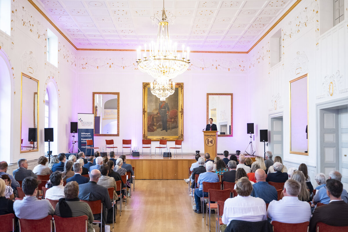 Oberb&uuml;rgermeister Dr. Michael Kern begr&uuml;&szlig;t die G&auml;ste beim Stiftungstag im Spiegelsaal der Kolping-Akademie.