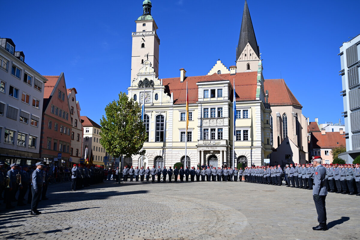 Feierlicher Appell auf dem Rathausplatz