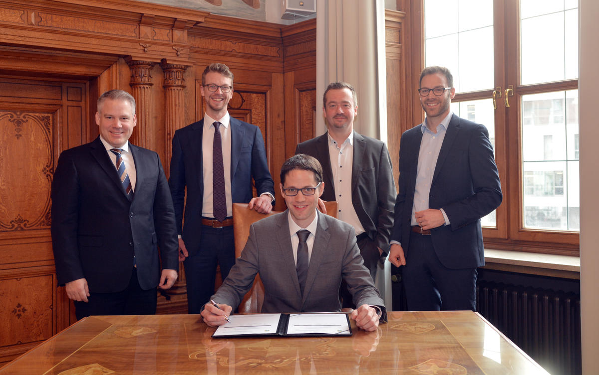 Die Urban Air Mobility Initiative Ingolstadt hat zwei neue Partner: Die P3 group und die WK IT GmbH. (v.l.) OB Christian L&ouml;sel, Nicolaus Brieger (P3), Holger Imhof (WK-IT),  Dr. Jan Ivo Springborn (P3), Daniel Seitle (WK-IT)