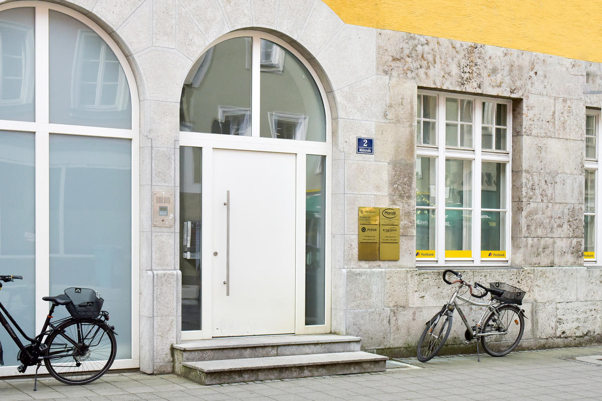 Eingang zur Milchstra&szlig;e 2 - Kulturreferat