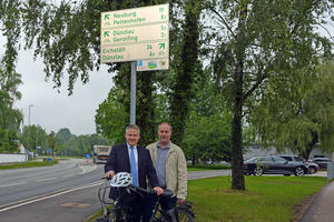 Bild vergr&ouml;&szlig;ern: OB Christian L&ouml;sel und Tiefbauamtschef Walter Hoferer nahmen die ersten Schilder in Augenschein