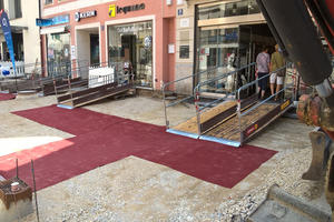 Bild vergr&ouml;&szlig;ern: Hauseing&auml;nge und Gesch&auml;fte sind weiterhin erreichbar