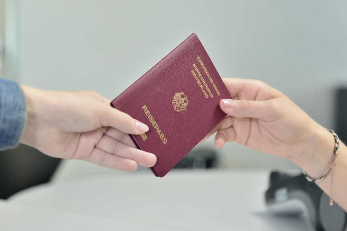 &Uuml;bergabe eines Reisepasses